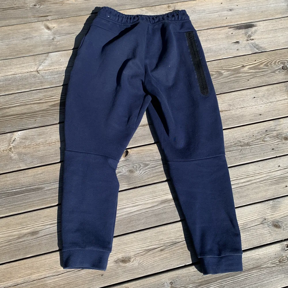  Ett par helt nya tech fleece byxor i färg mörk blå👍. Jeans & Byxor.