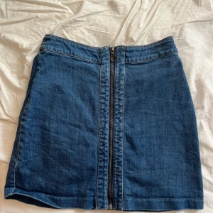 Jeans kjol - Jeans kjol med en dragkedja rakt ner! 💝💝💝