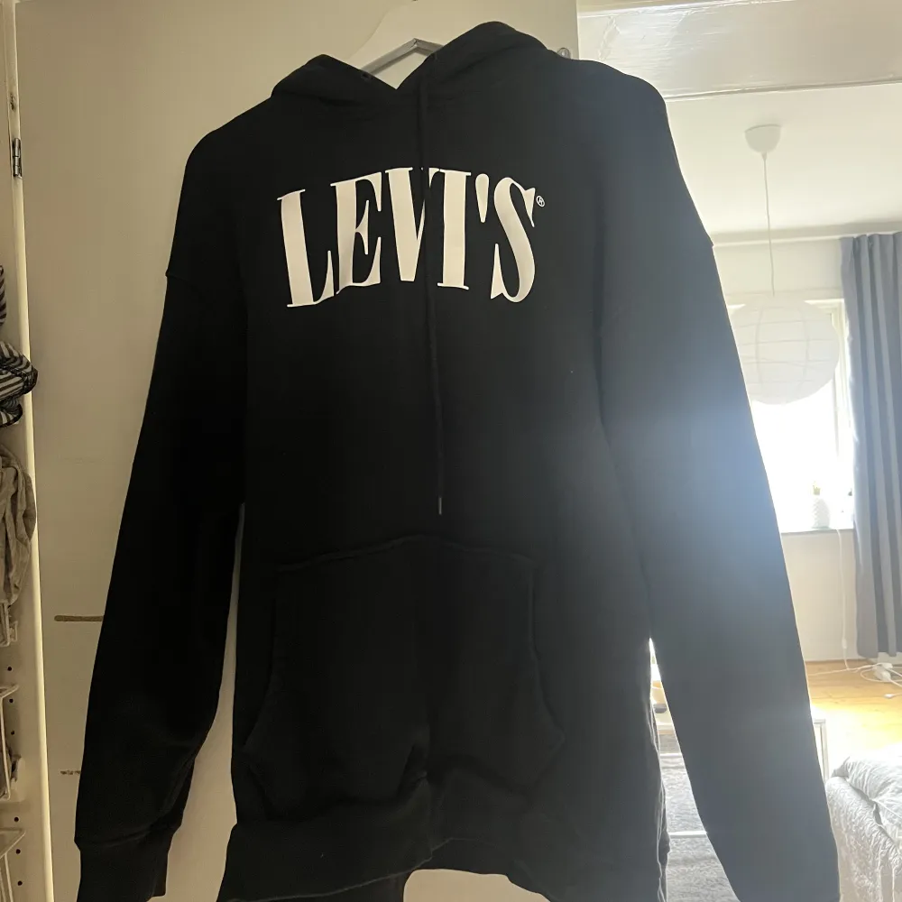 Levi hoodie i storlek L. Köpte för ca 700 kr, säljer för 500. Pris kan diskuteras vid snabb affär. Använd ca 5 gånger.. Hoodies.