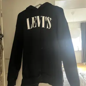 Levi hoodie i storlek L. Köpte för ca 700 kr, säljer för 500. Pris kan diskuteras vid snabb affär. Använd ca 5 gånger.