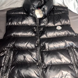 Moncler väst - En väldigt fin moncler tibb down Vest i storlek 4 som motsvarar L men passar även M, lysande skick, cond 10/10, borttappad kvitto så priset kan diskuteras   Retail price-7,799:- Mitt-3,499:-