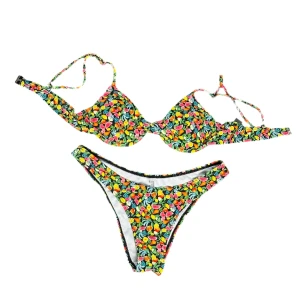 Jätte snygg bikini i svart med söta frukter på - Svart bikini med urgulliga frukt print på! Väldigt färgglad och fin! Går att göra mindre eller större med axelbanden.