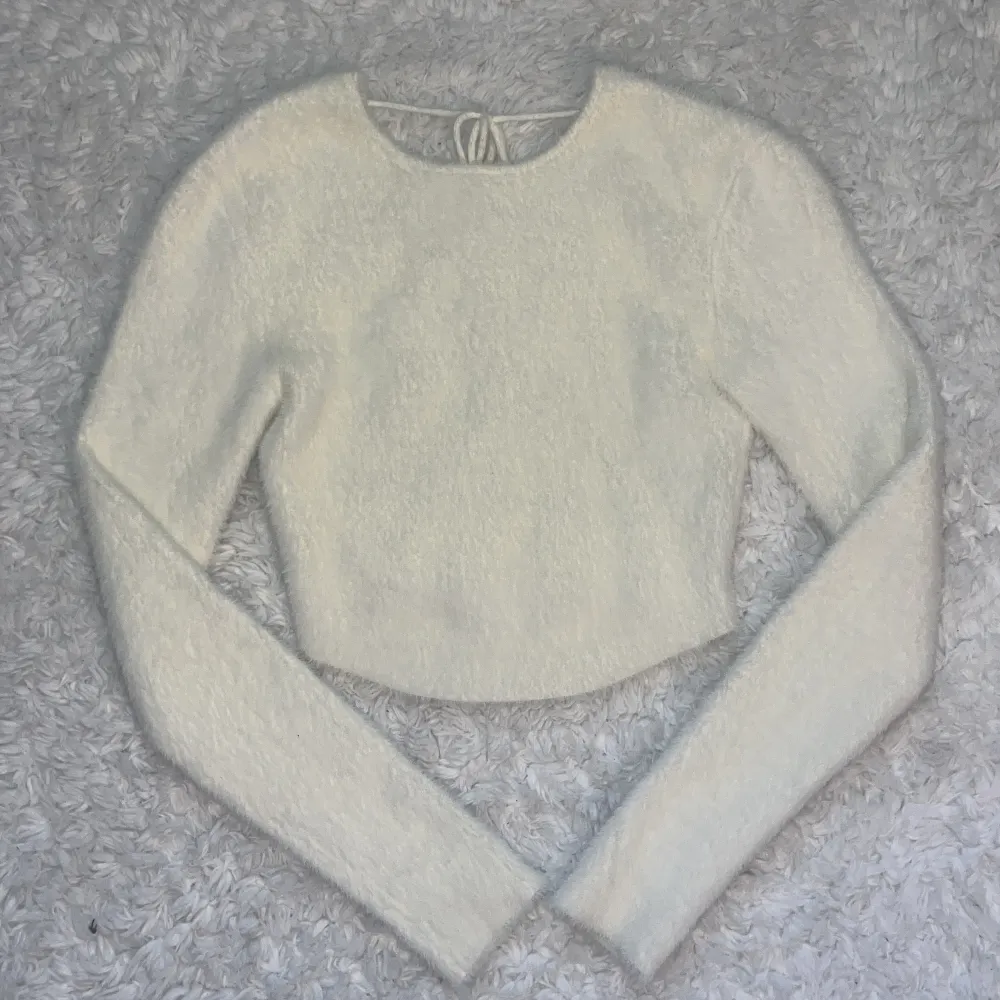 Skön tröja med öppen rygg från Ida Carlssons kollektion med NA-KD Aldrig använd Strl S Mitt pris : 70 kr + frakt. Tröjor & Koftor.
