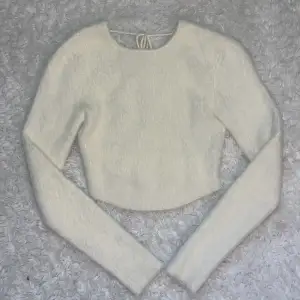 Skön tröja med öppen rygg från Ida Carlssons kollektion med NA-KD Aldrig använd Strl S Mitt pris : 70 kr + frakt