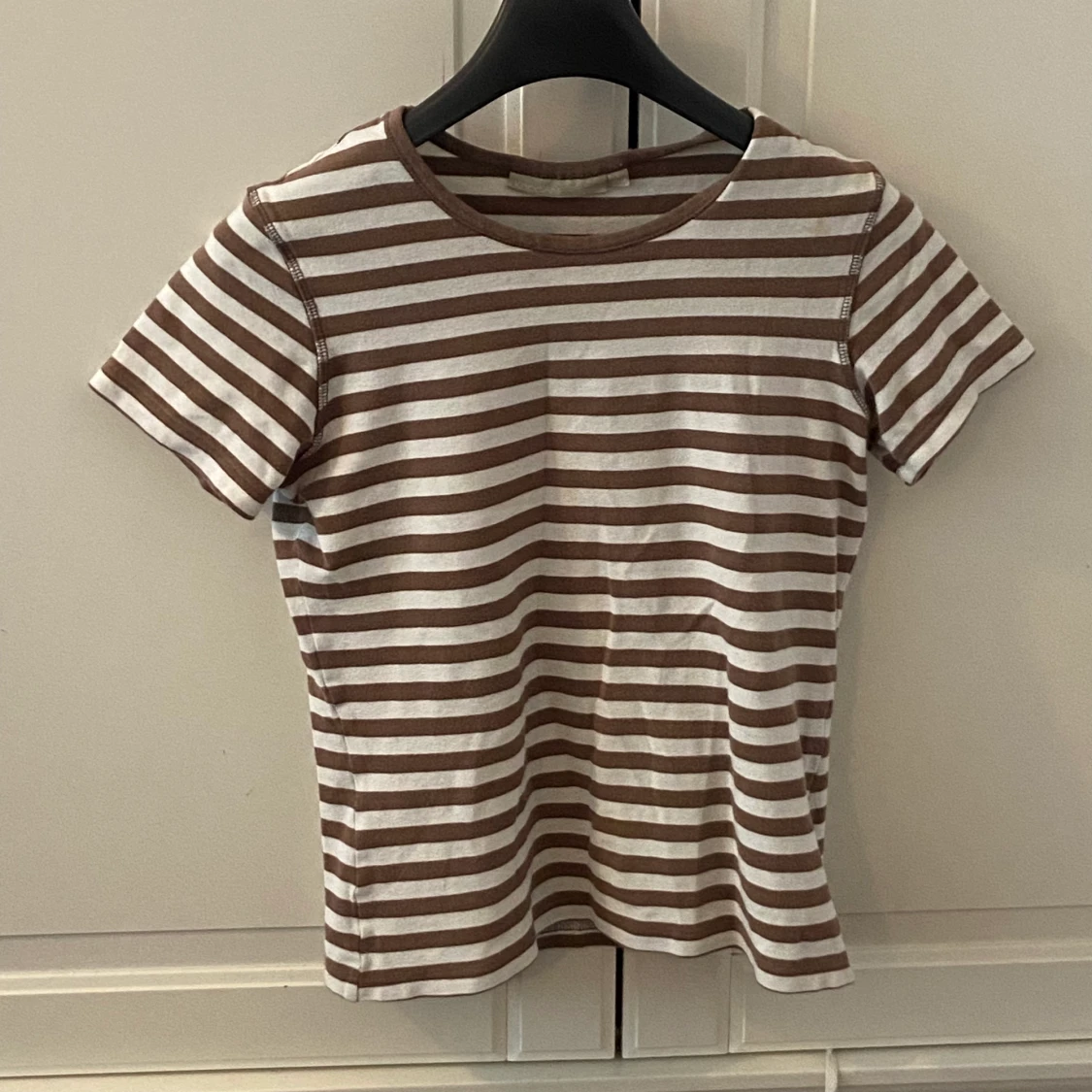 Randig brun och vit t shirt