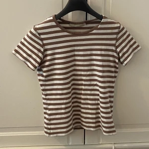 Randig brun och vit t shirt - Aldrig använd