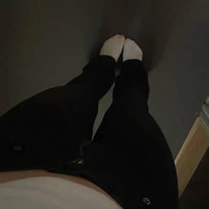 Svarta low waist jeans - Säljer dessa svarta low waisted jeans! Supersnygga och i bra skick