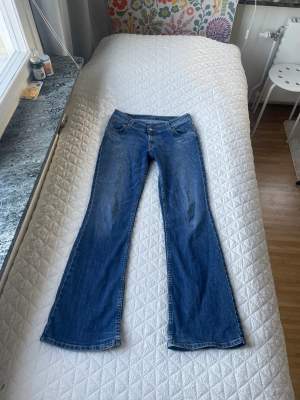 Innerbenslängd: 80 Midja: ca 37 Uppskattar de till storlek S-M. Jag brukar ha 36 i jeans och de passar mig bra. 
