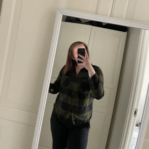 Skjorta - Grön skjorta. Som ny. Storlek L. Kan mötas upp i Ed och Bengtsfors annars skickas mot fraktkostnad☺️