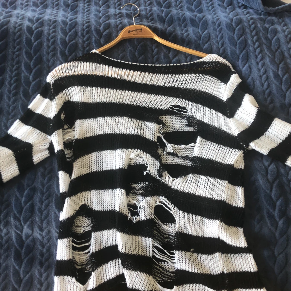 Randig tröja med hål