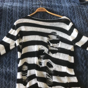 Randig tröja med hål - En randig stickad tröja med hål i  Tryck ej på KÖP NU den funkar inte 😭‼️‼️