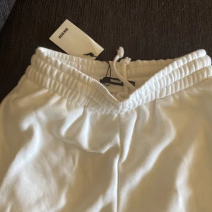 Bik bok mukisbyxor - Ett par mukisbyxor från bikbok. Aldrig använda, har prislappen kvar. Säljer pga att dem är en för stor storlek för mig.