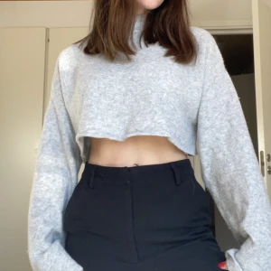 Croppad långärmad - Säljer denna jättefina croppade långärmaden från monki. Säljer den då den inte längre kommer till använding. Tröjan är använd flitigt men fortfarande i bra skick. Säljer för 120kr+ frakt💕💕