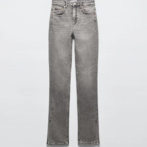 Zara jeans - Jag säljer dessa för att de inte kommer till användning. Dem är från zara och är högmidjade med en slits på benen. Dem är använda och har slitningar längst ner (kolla bild 3) jag köpte för 360 och säljer för 100. Det är inte exakt samma färg som på bild 1