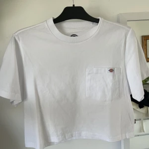 Croppad t-shirt  - Säljer min croppade t-shirt från Dickies Använd 1 gång Mycket fint skick!