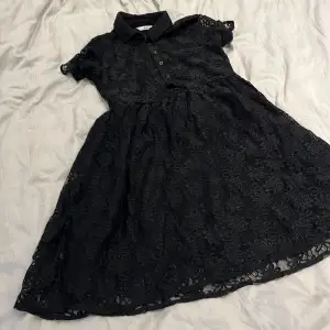 En svart klänning, fladdrande och spets och 2 lager