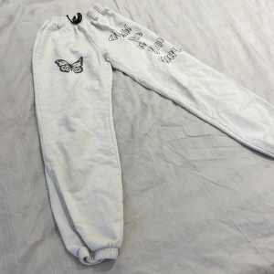 Sweatpants - Ett par vita Sweatpants fast ganska tunna, passar bäst för sommaren