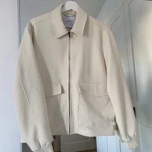 Vårjacka  - Snygg vårjacka. Aldrig använd. Storlek xs herr. Men sitter perfekt på mig som brukar ha S/M