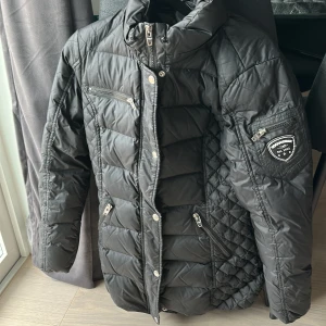Rockandblue jacka  - Svart Rockandblue jacka i strl 38 men passar mer 36. Säljs utan pälsluva då när jag köpte den fanns de inte med. Men så fint skick ändå på den. Säljer för 1200