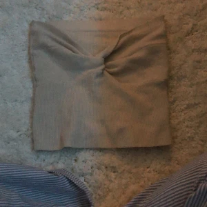 Topp - Supersöt beige topp! 🤍knappast använd och har inga deffekter 🦋väldigt stretchig. Hade varit så fin till en svart rller vit volangkjol  POSTAR SAMMA DAG 🦋