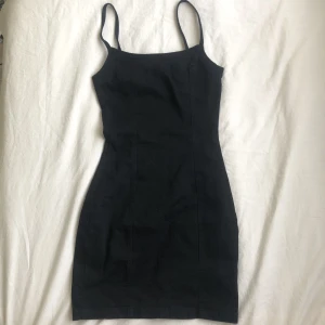 Svart bodycon klänning - I storlek 34 och passar mig som är s/Xs. Jätte fint skick och är figur fin. Använd gärna ”köp nu” 💗