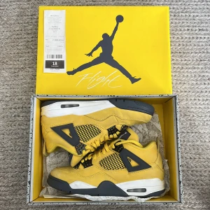 Jordan 4 Lightning  - Jordan 4 Lightning 🟨 Skick: Bra skick🤩 Passar perfekt inför sommaren! Storlek:42🔥 Vid funderingar eller fler bilder osv så är det bara att skriva👌🏼  Kvitto och Äktahetsbevis finns! 