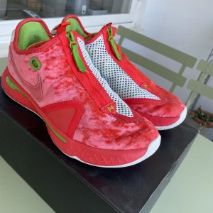 Nike PG 4 Christmas - Ett par sköna basketskor av PG, cool färg, box ingår, använda men funkar precis som nya.   Cond: 7/10 Pris: 800 kr Storlek: 43