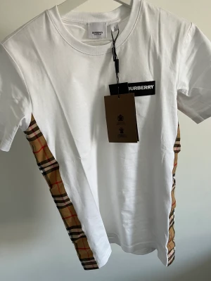 Burberry T-Shirt - Hej, säljer min burberry t-shirt som tyvärr inte passar mig. Skicket är 10/10 och det är storlek S. 