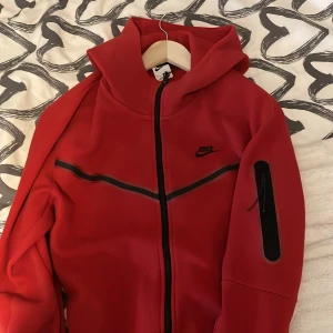 Nike tech - Säljer denhär Nike tech, den är knappt andvänd. Den är i stolen M. Pris kan diskuteras 
