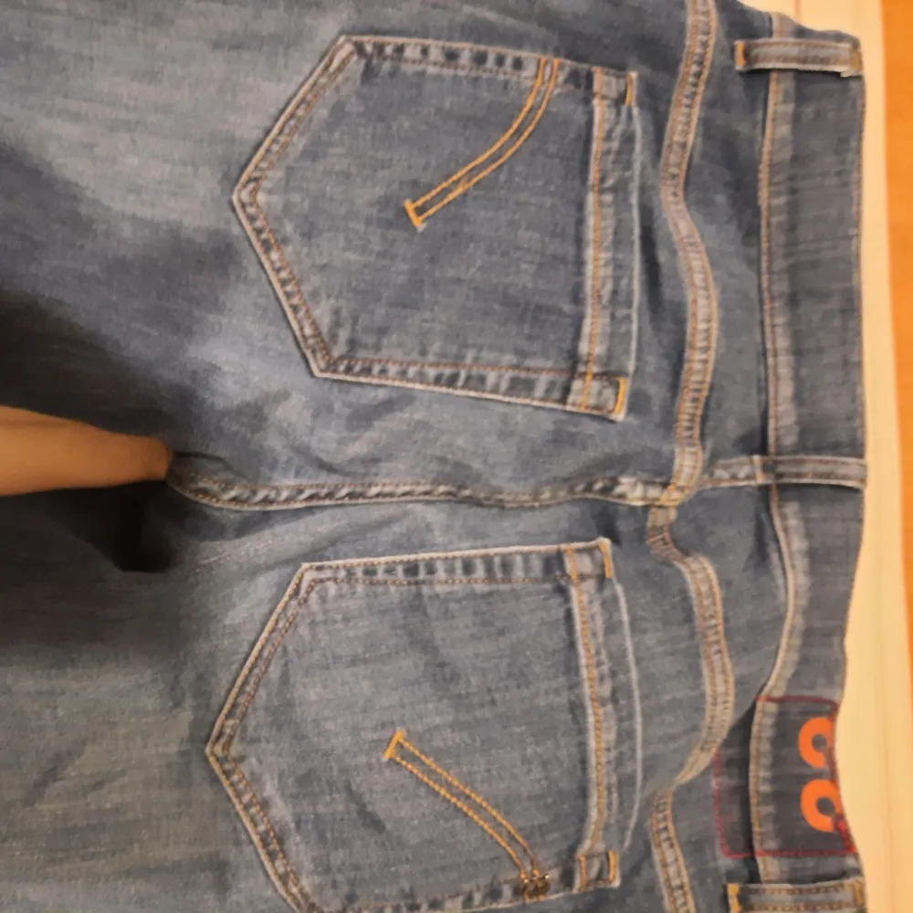 Storlek 33. Helt oanvända Dunlop Jeans. Finns streckkodslapp kvar för att bevisa äktheten. Nypris 3.3k säljes då de är för stora.. Jeans & Byxor.
