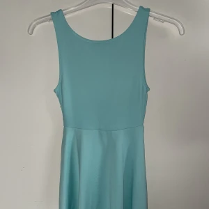 Klänning - H&M nyskick, turkos med öppen rygg