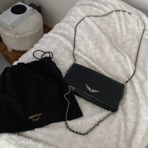 Zadig & Voltaire  - Jätte fin Zadig väska som ja köpte i september på Nk! Den är i nyskick o är som ny. Har dustbag och allt som ingår💕 Nypris 3500 säljer för 1999Skriv för mer bilder💕hade velat byta ovkså mot en sunny