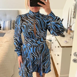 Mönstrad klänning - Säljer denna super fina klänning, köpt på sellpy❤️ Aldrig använd då den var lite för kort för mig🤍 Alltså i helt nyskick med lappen kvar. Super fin nu till sommaren