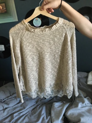 Fin tröja - Jättesöt tunn virkad tröja i beige med spets nertill. Storleken står dessvärre inte men skulle uppskatta den till M❤️ jättenajs att ha vilken årstid som helst!!!