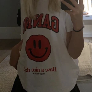 Ganni t shirt  - Säljer min fina ganni t shirt, använd få gånger och i bra skick, skriv privat om du är intresserad eller har frågor!