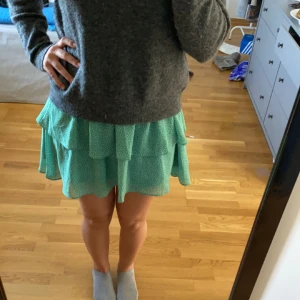 Ny Chelsea kjol🤍 - Säljer denna nya Chelsea kjolen då den aldrig kommit till användning, strl M men sitter mer som S (bild 1,2). Helt unik färg som är helt slutsåld och så fin nu till sommaren💖