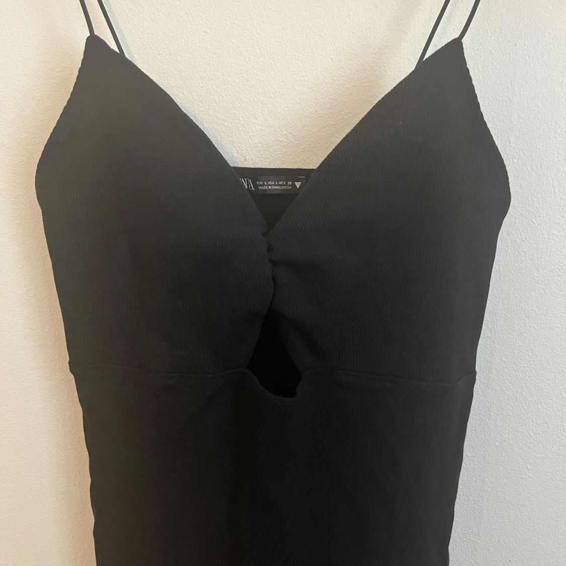 Svart mini klänning med öppning - 90