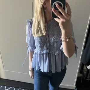 blå blus - säljer bara om ja får ett bra pris för den