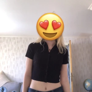 Svart stickad topp - Svart stickad blus med krage och knappar. Inte använd på länge och är i bra skick.