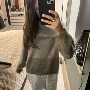 Stickad tröja - Säljer mina sköna stickade tröja. Den har knappt blivit använd. Super mysig.❤️ skriv för fler bilder❤️