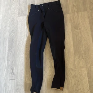 Ridbyxor! - Ett par fina blåa ridbyxor! Från Mark Todd. Använd några gånger men i väldigt bra skick! 150kr!