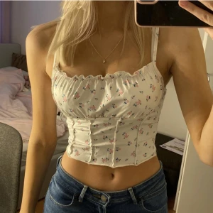 Sommartopp - Sååå söt sommar topp😍 köpt här på Plick men var för kort för mig så kommer inte användas❤️ skulle säga att den är S/XS i storlek (lånad bild!). 