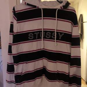 Stussy hoodie i storlek M. Använd men inga defekter  Inga returer 😊