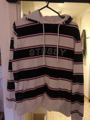 Stussy hoodie i storlek M. Använd men inga defekter  Inga returer 😊