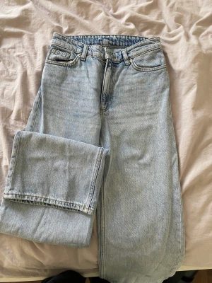 Raka jeans från monki  - Inga defekter, väldigt bra skick 