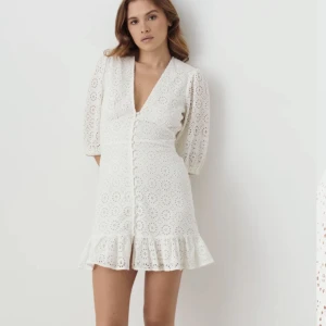 Vit klänning  - Säjer denna vita klänningen från Gina Tricot som är slutsåld i flera storlekar. Köpte denna storlek 34 av misstag och är liten på mig. Klänningen är oanvänd och är en perfekt användning som studentklänning!!