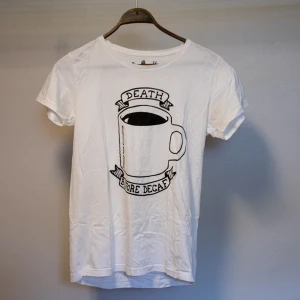 T-shirt Death Before Decaf - Vit t-shirt från Rock Paper Scissors med Death Before Decaf tryck. Storlek S. 100% bomull.