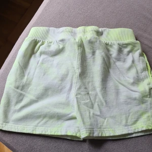 Sommarshorts - Säljer sommarhorts pga inte anväder längre    i bra stick använd några gånger 