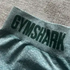 Nästintill oanvända träningstights från gymshark i storlek M. Dom är lite grönspräckliga som man ser på sista bilden. Bred midjemudd.