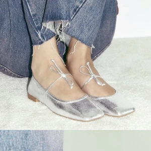 Ballerinaskor silver - Super söta silvriga ballerina skor med rosett knytning. Helt nya endast använda en gång! Slutsålda på hemsidan från zara.   Pris kan diskuteras 